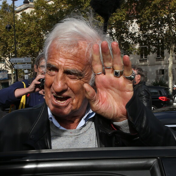 Jean-Paul Belmondo - Les célébrités et la famille quittent l'église Saint François-Xavier après les Obsèques du comédien Jean Piat à Paris. Le 21 septembre 2018.