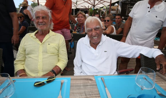 Jean-Paul Belmondo et son ami Charles Gérard déjeunent au restaurant au Lavandou, le 20 août 2018. © Luc Boutria / Nice Matin / Bestimage