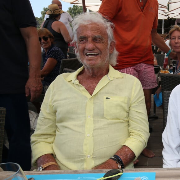 Jean-Paul Belmondo et son ami Charles Gérard déjeunent au restaurant au Lavandou, le 20 août 2018. © Luc Boutria / Nice Matin / Bestimage