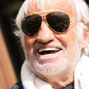 Exclusif - Jean-Paul Belmondo prend un bain de soleil en terrasse du Grand Hôtel à Cannes. Le 24 février 2015.