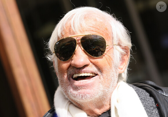 Exclusif - Jean-Paul Belmondo prend un bain de soleil en terrasse du Grand Hôtel à Cannes. Le 24 février 2015.