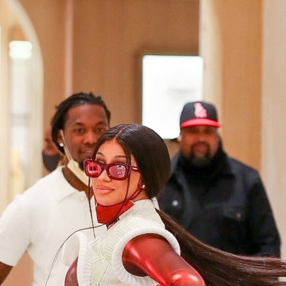 Offset et son épouse Cardi B font du shopping dans une boutique Louis Vuitton à Los Angeles, le 22 janvier 2021.