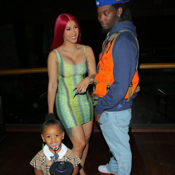 Cardi B et son mari Offset sont allés dîner au restaurant avec leur fille Kulture Kiari Cephus à Los Angeles le jour de la fête des pères, le 21 juin 2020.