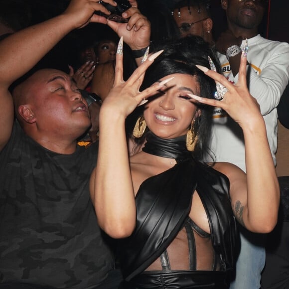 Offset fête son anniversaire (28 ans) avec sa femme Cardi B dans un club de striptease à Los Angeles. Le 13 décembre 2019