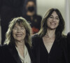 Jane Birkin et sa fille Charlotte Gainsbourg - Montée des marches du film "Jane par Charlotte" lors du 74ème Festival International du Film de Cannes. Le 7 juillet 2021 