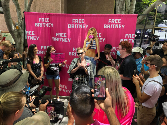 Les fans de Britney Spears sont venus supporter leur idole devant le tribunal de Los Angeles, avec leur slogan FreeBritney.
