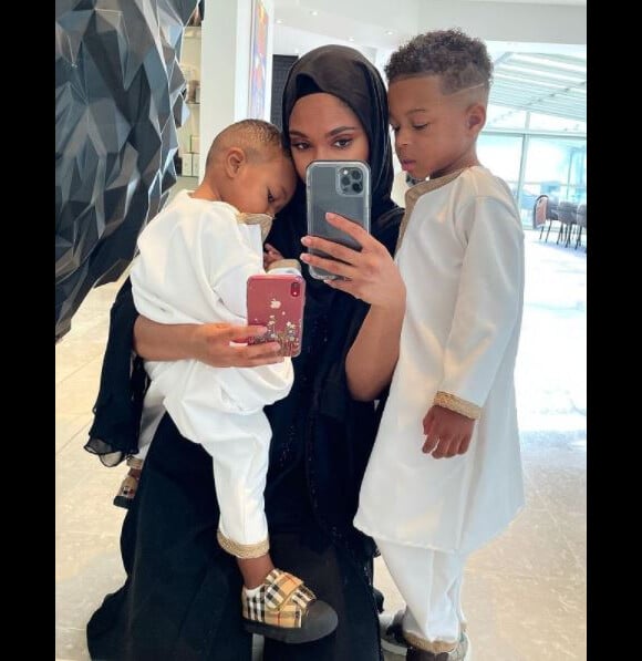 Sarah, la compagne du footballeur Presnel Kimpembé, et leurs deux enfants Kahis et Kahil. Mai 2021.