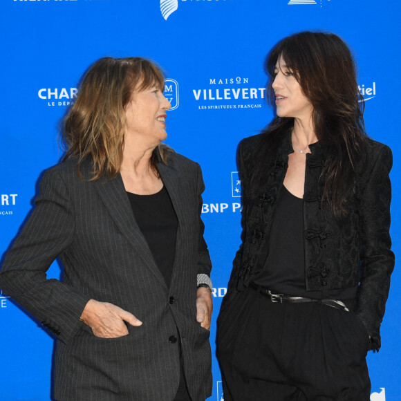 Jane Birkin et sa fille Charlotte Gainsbourg - Photocall du film "Jane par Charlotte" lors du 14ème Festival du Film Francophone d'Angoulême. Le 27 août 2021 © Coadic Guirec / Bestimage