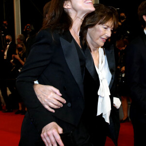 Charlotte Gainsbourg et sa mère Jane Birkin (habillée en Céline) - Montée des marches du film "Jane par Charlotte" lors du 74ème Festival International du Film de Cannes. Le 7 juillet 2021 © Borde-Jacovides-Moreau / Bestimage 