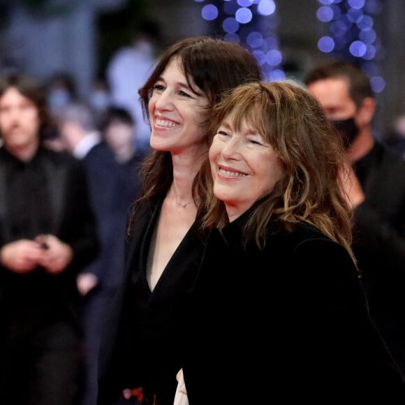 Charlotte Gainsbourg et sa mère Jane Birkin - Montée des marches du film "Jane par Charlotte" lors du 74ème Festival International du Film de Cannes. Le 7 juillet 2021 © Borde-