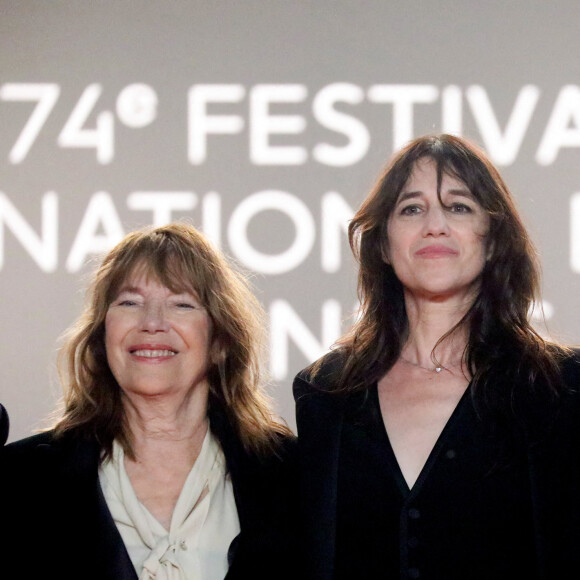 Charlotte Gainsbourg et sa mère Jane Birkin (habillée en Céline) - Montée des marches du film "Jane par Charlotte" lors du 74ème Festival International du Film de Cannes. Le 7 juillet 2021 © Borde-Jacovides-Moreau / Bestimage 