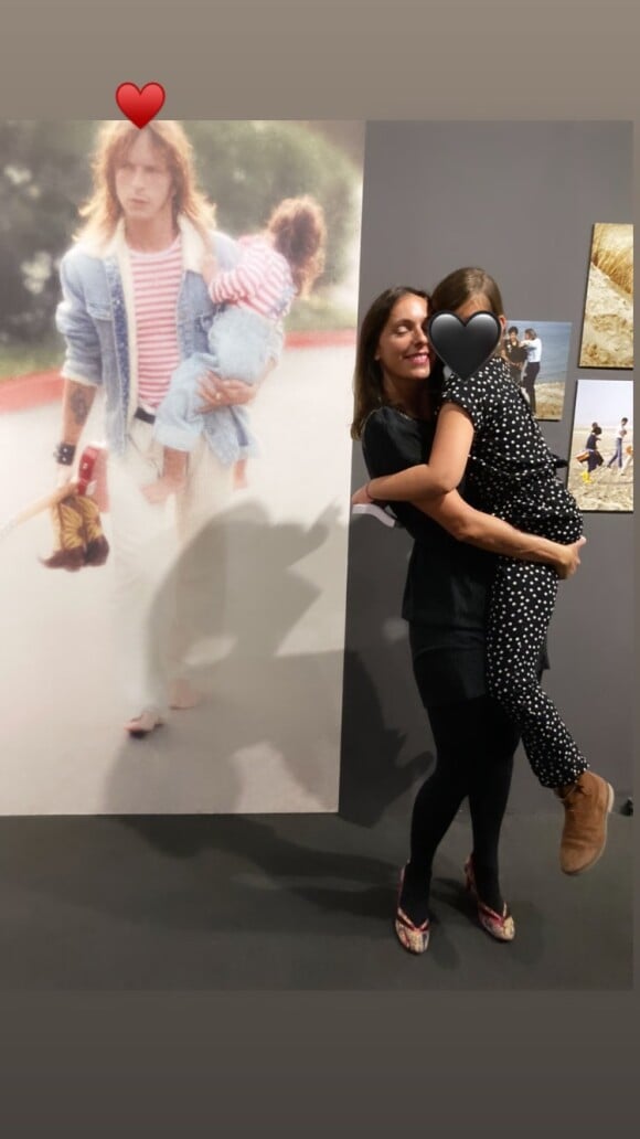 Lolita Séchan et sa fille Héloïse, 10 ans, à l'exposition "Putain d'expo", consacrée à Renaud.