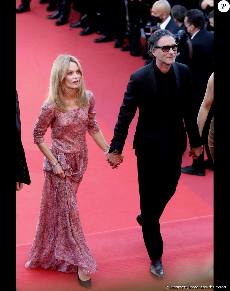 Vanessa Paradis, Samuel Benchetrit - Montée des marches du film "De son vivant" lors du 74e Festival International du Film de Cannes. Le 10 juillet 2021. © Borde-Jacovides-Moreau / Bestimage