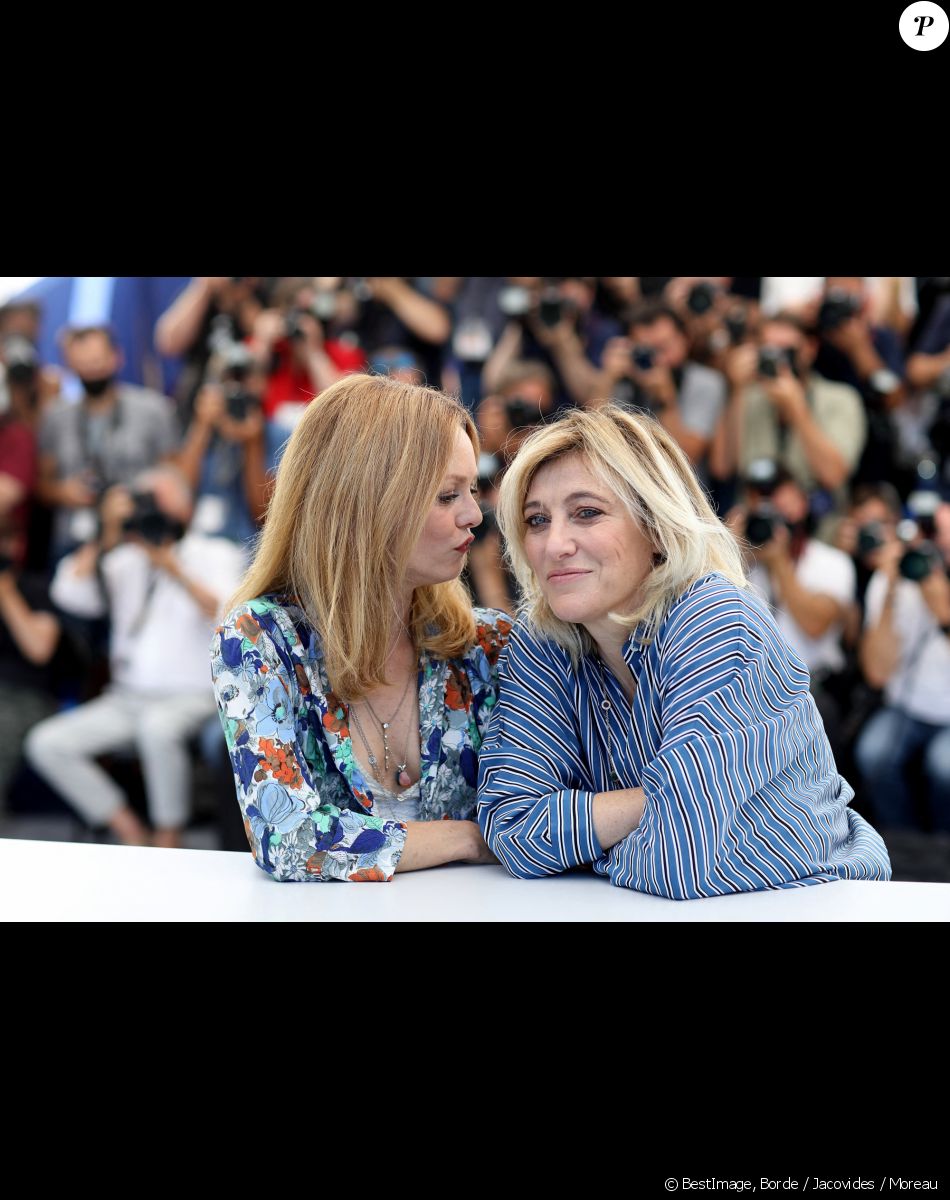 Valeria Bruni-Tedeschi, Vanessa Paradis - Photocall du film "Cette musique ne joue pour personne" lors du 74e Festival de Cannes. Le 10 juillet 2021. © Borde / Jacovides / Moreau / Bestimage