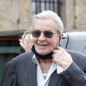 Alain Delon - Obsèques de Jean-Paul Belmondo en en l'église Saint-Germain-des-Prés, à Paris le 10 septembre 2021. © Cyril Moreau / Bestimage 