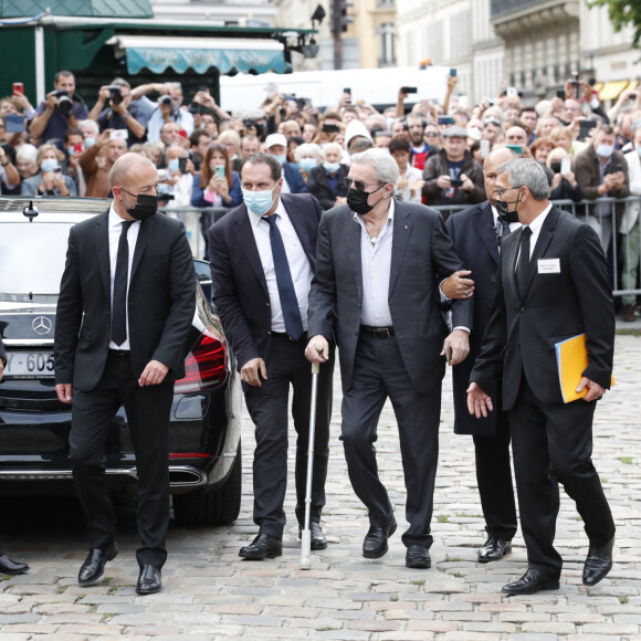 Alain Delon - Obsèques de Jean-Paul Belmondo en en l'église Saint-Germain-des-Prés, à Paris le 10 septembre 2021. © Cyril Moreau / Bestimage 