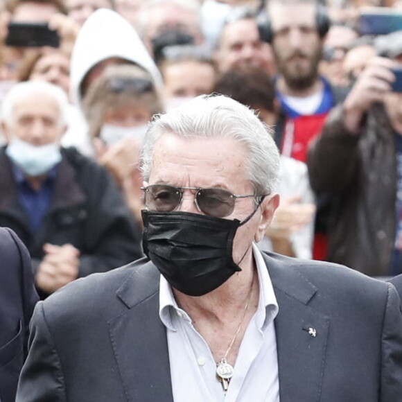 Alain Delon - Obsèques de Jean-Paul Belmondo en en l'église Saint-Germain-des-Prés, à Paris le 10 septembre 2021. © Cyril Moreau / Bestimage 