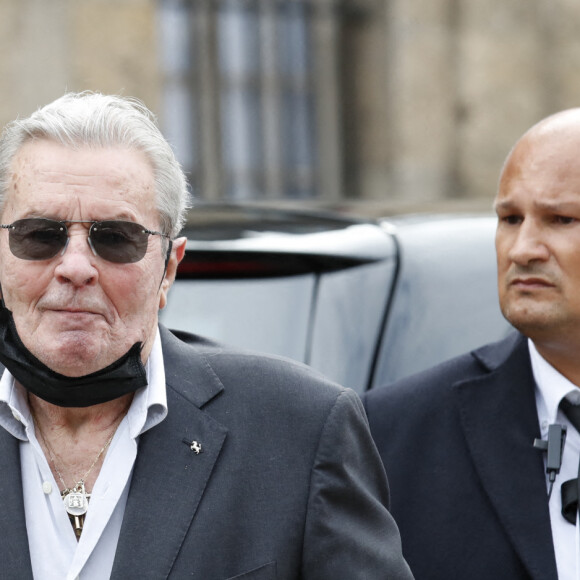 Alain Delon - Obsèques de Jean-Paul Belmondo en en l'église Saint-Germain-des-Prés, à Paris le 10 septembre 2021. © Cyril Moreau / Bestimage 