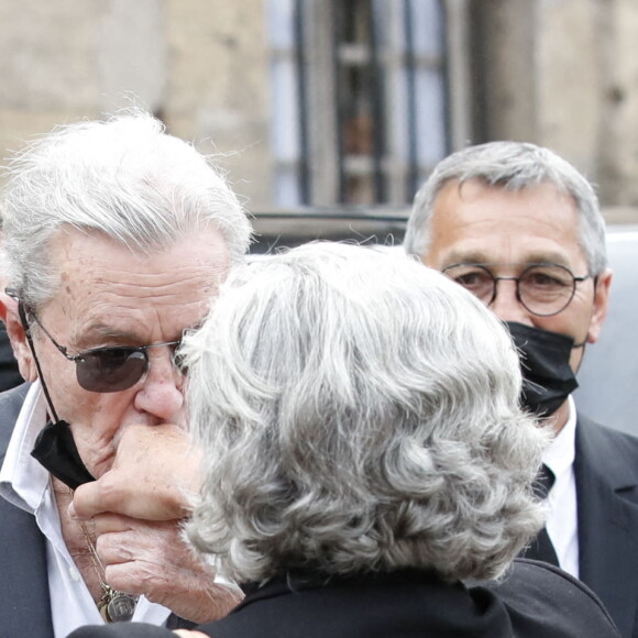 Alain Delon - Obsèques de Jean-Paul Belmondo en en l'église Saint-Germain-des-Prés, à Paris le 10 septembre 2021. © Cyril Moreau / Bestimage 