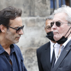 Alain Delon avec son fils Anthony - Obsèques de Jean-Paul Belmondo en en l'église Saint-Germain-des-Prés, à Paris le 10 septembre 2021. © Cyril Moreau / Bestimage 