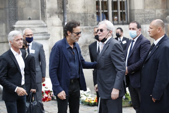 Alain Delon - Obsèques de Jean-Paul Belmondo en en l'église Saint-Germain-des-Prés, à Paris le 10 septembre 2021. © Cyril Moreau / Bestimage 