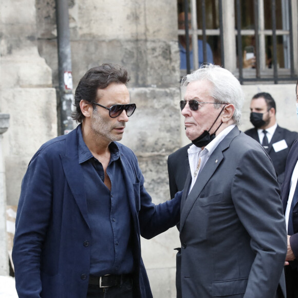 Alain Delon - Obsèques de Jean-Paul Belmondo en en l'église Saint-Germain-des-Prés, à Paris le 10 septembre 2021. © Cyril Moreau / Bestimage 