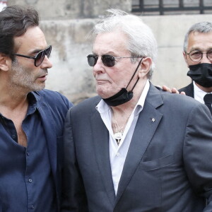 Alain Delon - Obsèques de Jean-Paul Belmondo en en l'église Saint-Germain-des-Prés, à Paris le 10 septembre 2021. © Cyril Moreau / Bestimage 