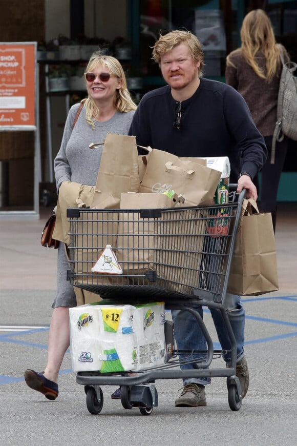 Kirsten Dunst enceinte et son fiancé Jesse Plemons font leurs courses dans un supermarché de los Angeles le 2 ami 2018. 