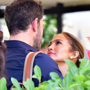 Jennifer Lopez et Ben Affleck partagent une pause tendresse en marge du 78ème festival international du film de Venise, la Mostra le 11 septembre 2021.