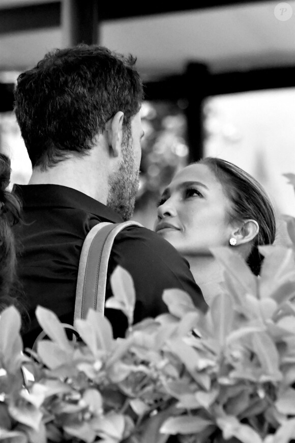 Jennifer Lopez et Ben Affleck partagent une pause tendresse en marge du 78ème festival international du film de Venise, la Mostra le 11 septembre 2021.