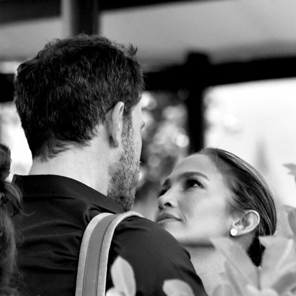 Jennifer Lopez et Ben Affleck partagent une pause tendresse en marge du 78ème festival international du film de Venise, la Mostra le 11 septembre 2021.