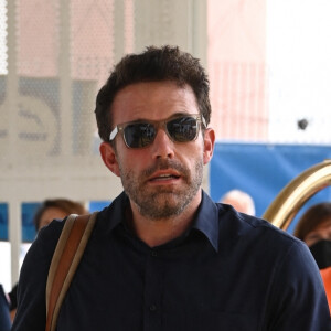 Ben Affleck et sa compagne Jennifer Lopez, aperçus main dans la main, à l'aéroport de Venise, à l'issue du festival international du film (La Mostra), le 11 septembre 2021.