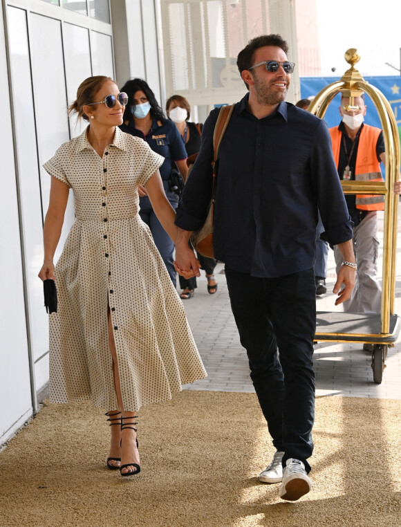 Ben Affleck et sa compagne Jennifer Lopez, aperçus main dans la main, à l'aéroport de Venise, à l'issue du festival international du film (La Mostra), le 11 septembre 2021.