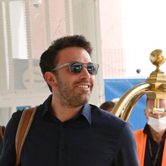 Ben Affleck et sa compagne Jennifer Lopez, aperçus main dans la main, à l'aéroport de Venise, à l'issue du festival international du film (La Mostra), le 11 septembre 2021.