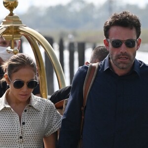 Ben Affleck et sa compagne Jennifer Lopez, aperçus main dans la main, à l'aéroport de Venise, à l'issue du festival international du film (La Mostra), le 11 septembre 2021.