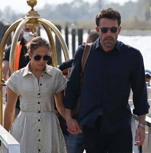 Ben Affleck et sa compagne Jennifer Lopez, aperçus main dans la main, à l'aéroport de Venise, à l'issue du festival international du film (La Mostra), le 11 septembre 2021.