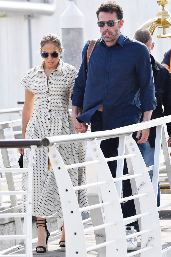 Ben Affleck et sa compagne Jennifer Lopez, aperçus main dans la main, à l'aéroport de Venise, à l'issue du festival international du film (La Mostra), le 11 septembre 2021.