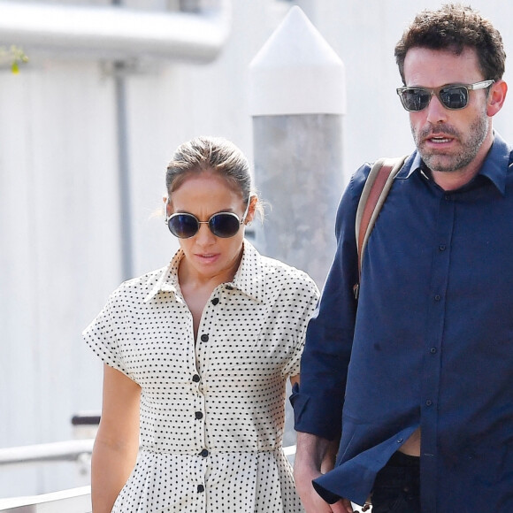 Ben Affleck et sa compagne Jennifer Lopez, aperçus main dans la main, à l'aéroport de Venise, à l'issue du festival international du film (La Mostra), le 11 septembre 2021.