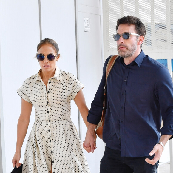 Ben Affleck et sa compagne Jennifer Lopez, aperçus main dans la main, à l'aéroport de Venise, à l'issue du festival international du film (La Mostra), le 11 septembre 2021.