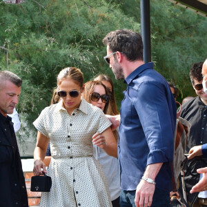Jennifer Lopez et Ben Affleck partagent un moment intime en marge du 78ème festival international du film de Venise, la Mostra le 11 septembre 2021.