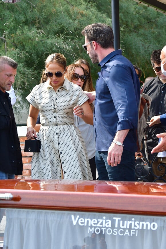 Jennifer Lopez et Ben Affleck partagent un moment intime en marge du 78ème festival international du film de Venise, la Mostra le 11 septembre 2021.
