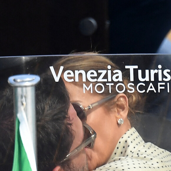 Jennifer Lopez et Ben Affleck quittent Venise après la première du film The Last Duel pendant le 78ème festival international du film de Venise, la Mostra le 11 septembre 2021.
