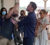 Ben Affleck protège Jennifer Lopez d'un fan trop collant et agressif qui voulait prendre un selfie avec elle, à Venise (Italie) en marge de la Mostra.