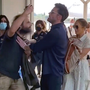 Ben Affleck protège Jennifer Lopez d'un fan trop collant et agressif qui voulait prendre un selfie avec elle, à Venise (Italie) en marge de la Mostra.