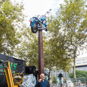 Exclusif - L'artiste Bertrand Lavier - Installation de la statue en hommage à Johnny Hallyday sur la future esplanade Johnny Hallyday près de l'AccorHotels Arena (Bercy) à Paris le 9 septembre 2021. Tiziano Da Silva / Bestimage