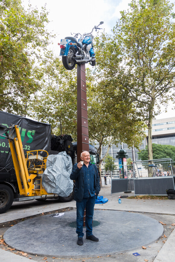 Exclusif - L'artiste Bertrand Lavier - Installation de la statue en hommage à Johnny Hallyday sur la future esplanade Johnny Hallyday près de l'AccorHotels Arena (Bercy) à Paris le 9 septembre 2021. Tiziano Da Silva / Bestimage