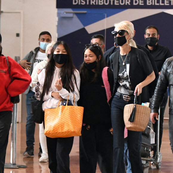 Exclusif - Laeticia Hallyday et ses filles Jade et Joy arrivent à l'aéroport de Roissy-Charles-de-Gaulle à Paris, le 27 juin 2021. Son compagnon Jalil Lespert lui a fait la surprise de venir l'accueillir à l'aéroport.