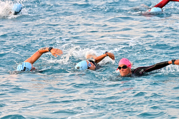 Exclusif - Laura Tenoudji Estrosi, encadrée par son frère Brian et Magali Reymomenq, athléte confirmée, pendant l'épreuve de nage de l'IronMan 70.3 2021 à Nice le 12 septembre 2021. © Bruno Bebert / Bestimage