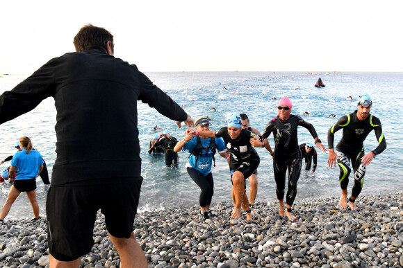 Exclusif - Le maire de Nice, Christian Estrosi (de dos) et Laura Tenoudji Estrosi à l'issue de l'épreuve de nage à l'IronMan 70.3 2021 à Nice le 12 septembre 2021. © Bruno Bebert / Bestimage