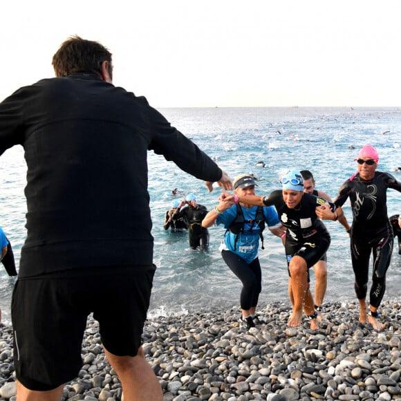 Exclusif - Le maire de Nice, Christian Estrosi (de dos) et Laura Tenoudji Estrosi à l'issue de l'épreuve de nage à l'IronMan 70.3 2021 à Nice le 12 septembre 2021. © Bruno Bebert / Bestimage